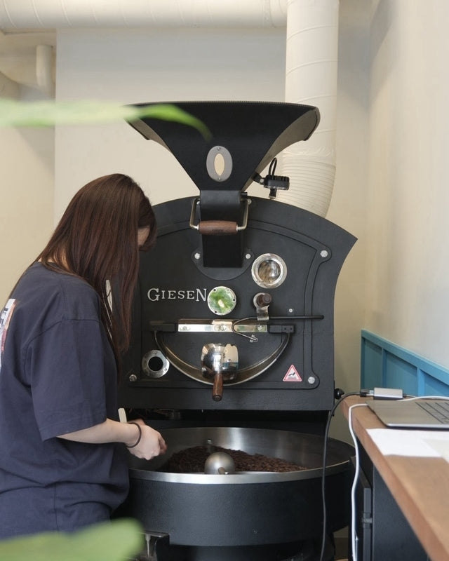 店内でコーヒーを淹れる様子