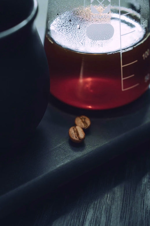 透き通った赤褐色のコーヒーを入れたグラス