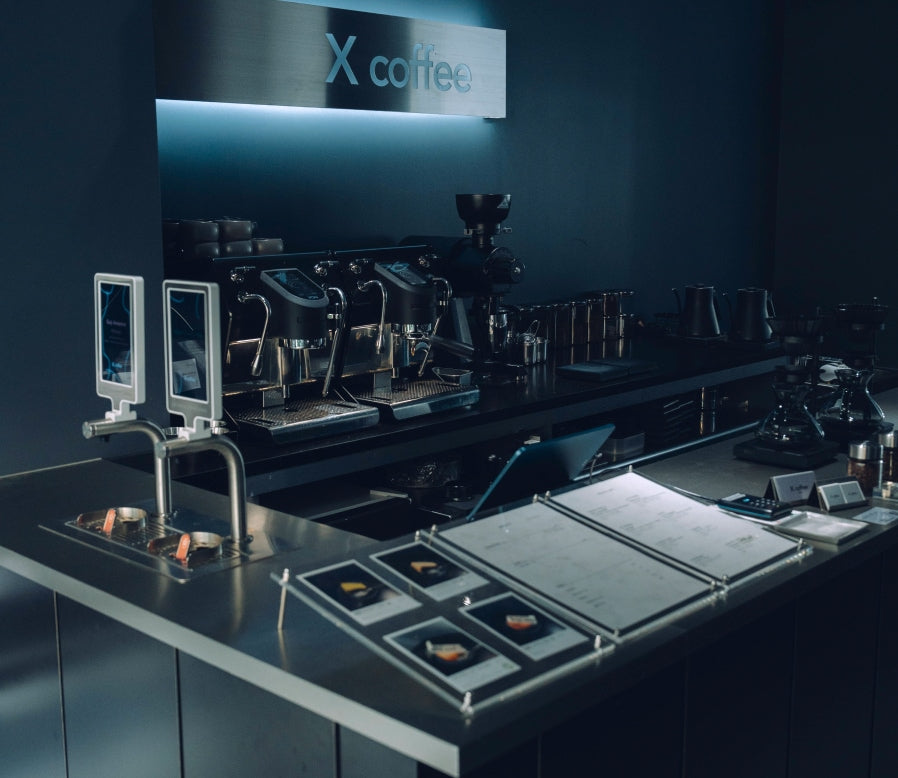 コーヒーマシンが並ぶX coffeeの店内