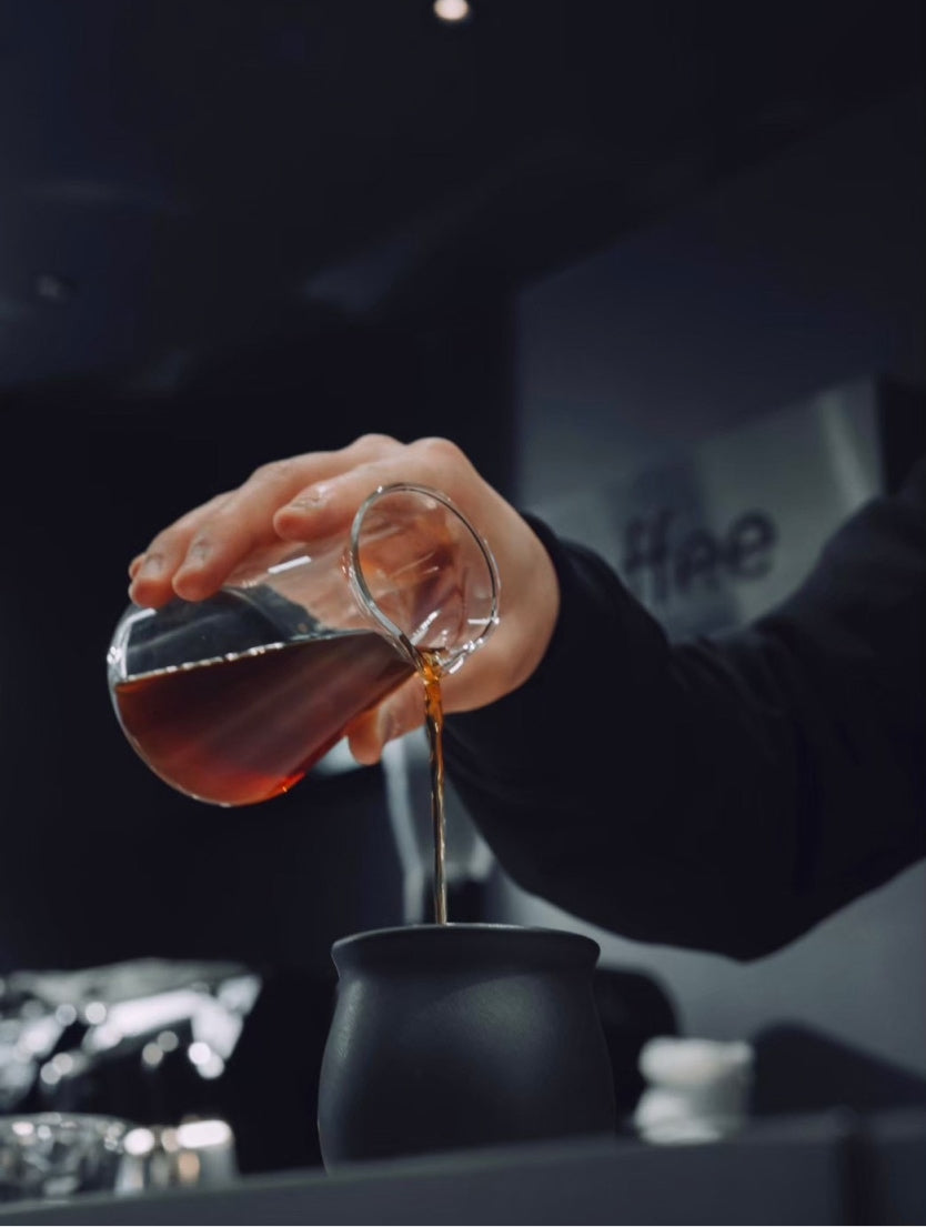 コーヒーをカップに注ぐ手元