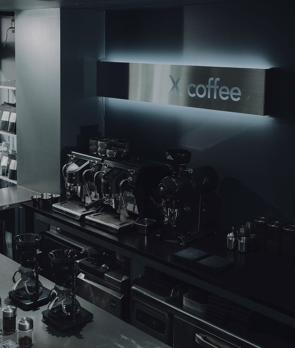 X coffeeのコーヒーマシンが並ぶカウンター